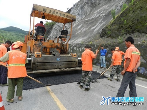 松桃公路管理段抢抓有利天气修补受损路面